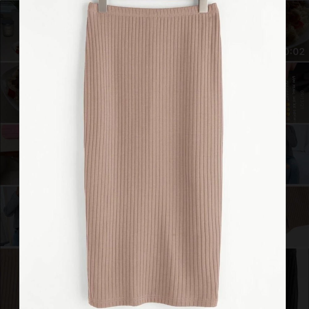 ✨HP✨Beige rib knit skirt!